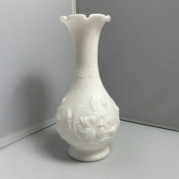 Vintage Imperial Glass Doeskin Satin Milk Glass Rose Bud Vase w/ IG Mark - Picture 1 of 7